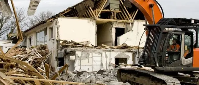 Legambiente: «Abbattuti solo il 6% degli edifici abusivi in Calabria»