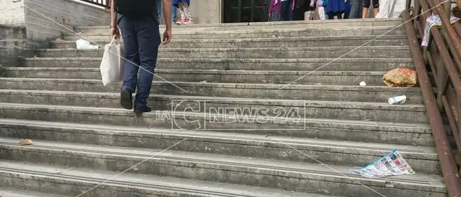 Rifiuti e degrado davanti scuola, genitori indignati