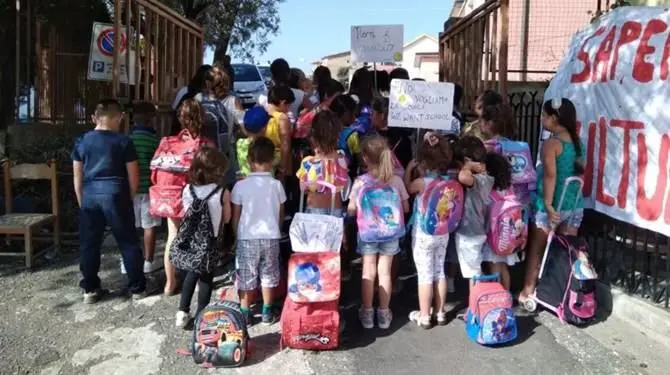 Scuole chiuse a Careri, la protesta continua