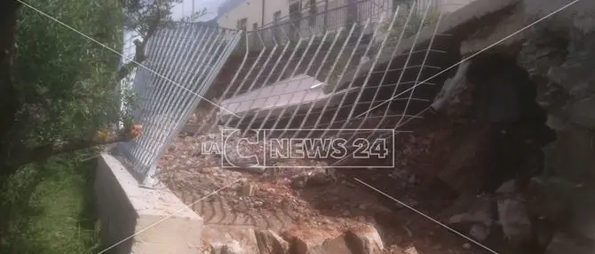 Maierà, crolla la recinzione di un centro sociale appena inaugurato