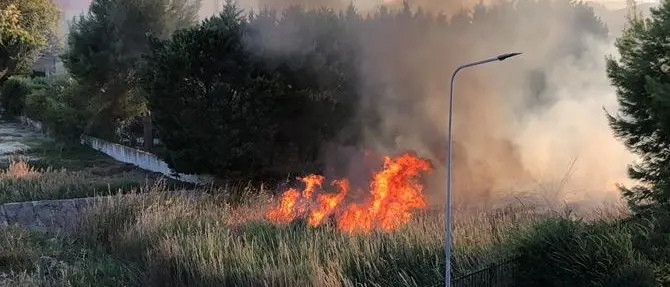 Crotone, paura nella periferia sud per alcuni incendi