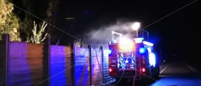 Incendio in ex area industriale, statale 106 bloccata a Crotone