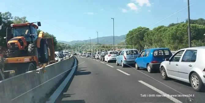 Autocisterna in fiamme sull'A2 tra Cosenza e Rende, traffico bloccato