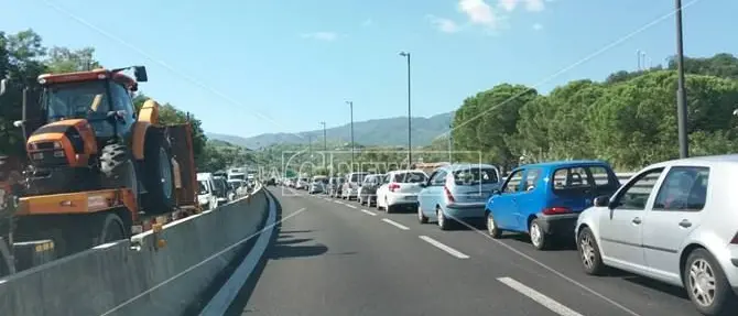 Autocisterna in fiamme sull'A2 tra Cosenza e Rende, traffico bloccato