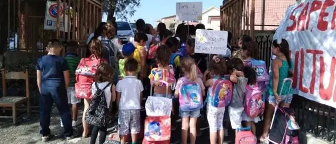 Scuole chiusa a Careri, i genitori protestano. L'appello di Criaco