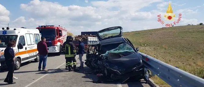 Catanzaro, scontro tra auto sulla statale 180 tra Cropani e Sersale