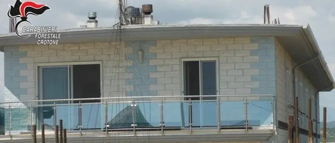 Immobile abusivo e passato al Comune, ma ci vivevano due famiglie: denunciati