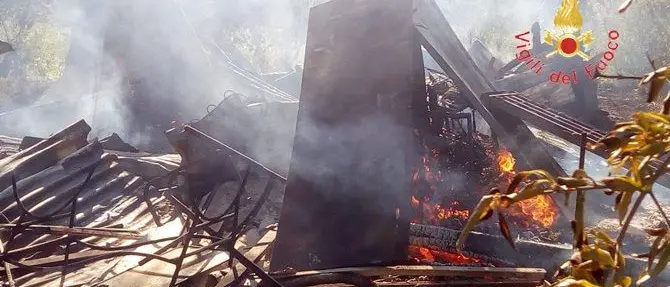 Incendio divampa a Catanzaro e distrugge magazzini