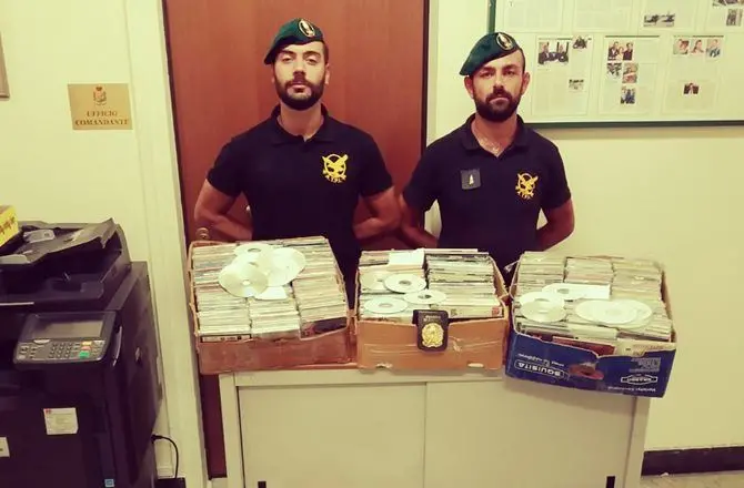 Vende cd contraffatti, sanzionato ambulante nel Vibonese