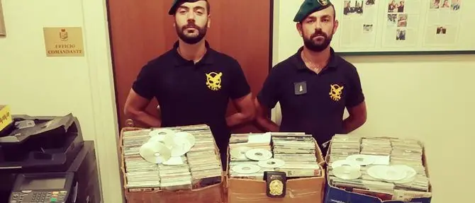 Vende cd contraffatti, sanzionato ambulante nel Vibonese
