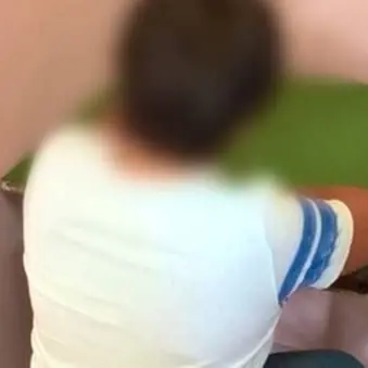 Banco faccia al muro per un bimbo disabile. Le maestre: «È un esperimento»