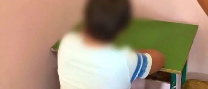 Banco faccia al muro per un bimbo disabile. Le maestre: «È un esperimento»