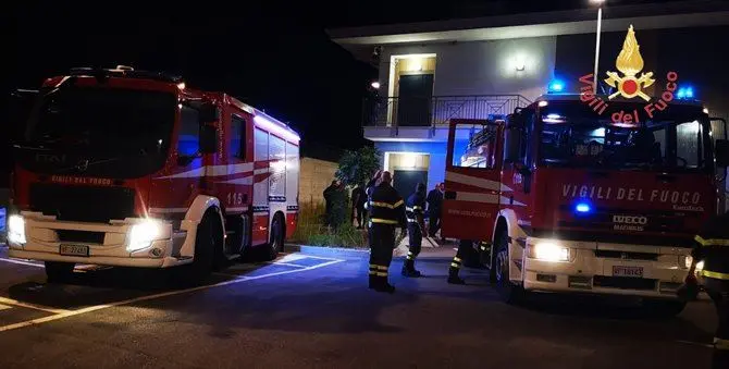 Incendio minaccia le residenze universitarie a Catanzaro, gli studenti aiutano i vigili del fuoco