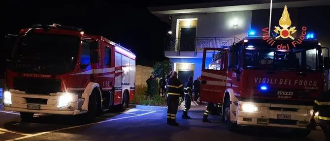 Incendio minaccia le residenze universitarie a Catanzaro, gli studenti aiutano i vigili del fuoco