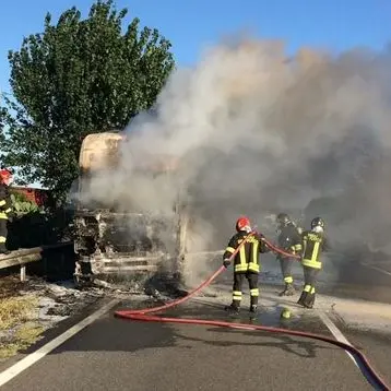 In fiamme un tir a Lamezia Terme