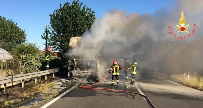 In fiamme un tir a Lamezia Terme