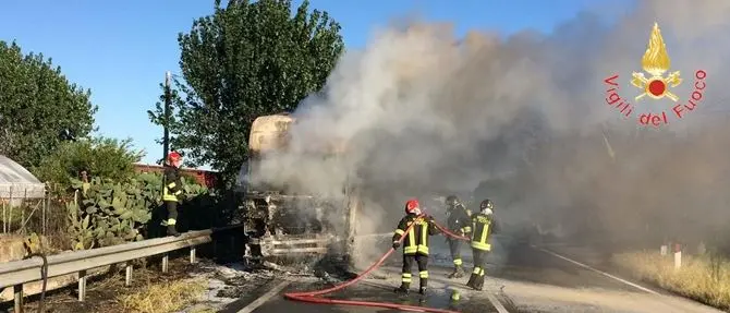 In fiamme un tir a Lamezia Terme
