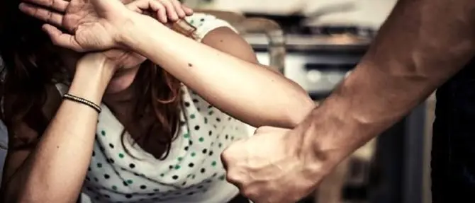 Catanzaro, picchia e violenta la moglie: arrestato 63enne