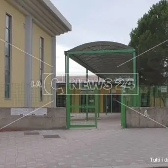 Banco faccia al muro per un bimbo disabile, bocche cucite nella scuola crotonese