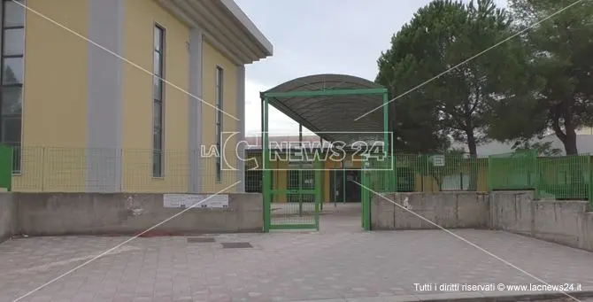 Banco faccia al muro per un bimbo disabile, bocche cucite nella scuola crotonese