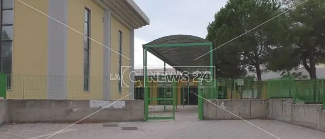 Banco faccia al muro per un bimbo disabile, bocche cucite nella scuola crotonese