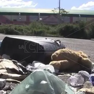 Degrado, incuria e rifiuti: a Vibo la “Cittadella dello sport” è una discarica