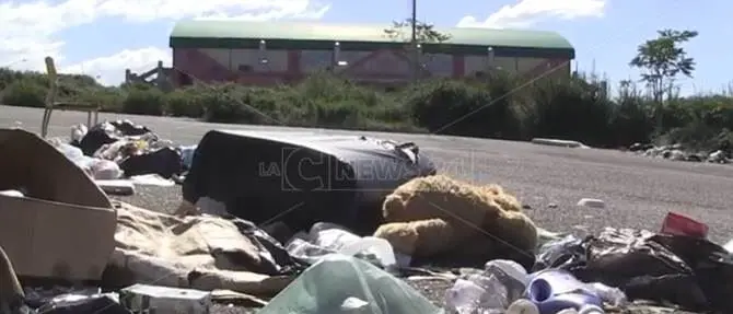 Degrado, incuria e rifiuti: a Vibo la “Cittadella dello sport” è una discarica