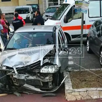 Catanzaro, violento impatto tra due auto sul lungomare