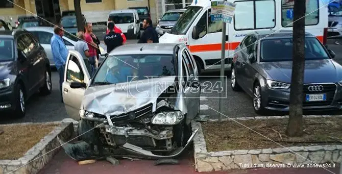 Catanzaro, violento impatto tra due auto sul lungomare