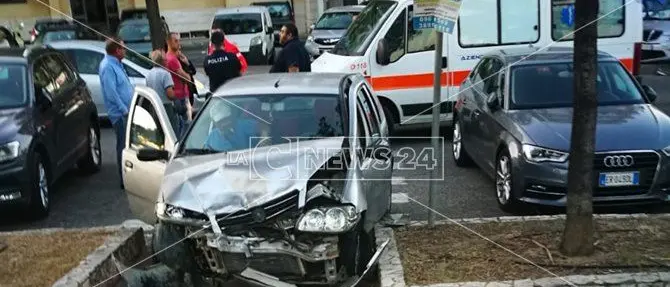Catanzaro, violento impatto tra due auto sul lungomare
