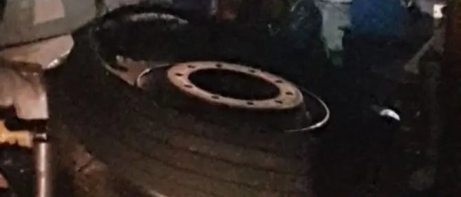 Viaggio da incubo su un bus low-cost, esplodono due pneumatici