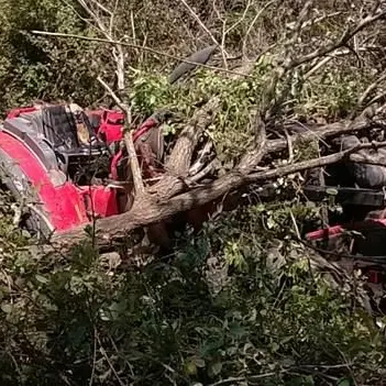 Si ribalta con il trattore e finisce in una scarpata, è grave