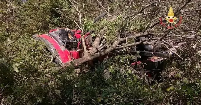 Si ribalta con il trattore e finisce in una scarpata, è grave