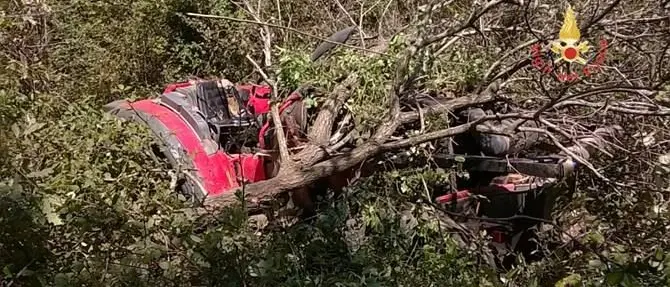 Si ribalta con il trattore e finisce in una scarpata, è grave