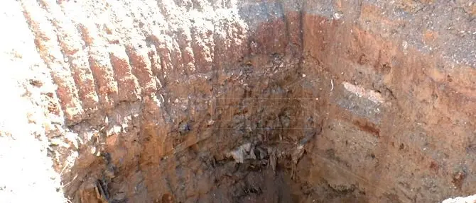 Lamezia, rifiuti nascosti in una cava: il traffico illecito continua