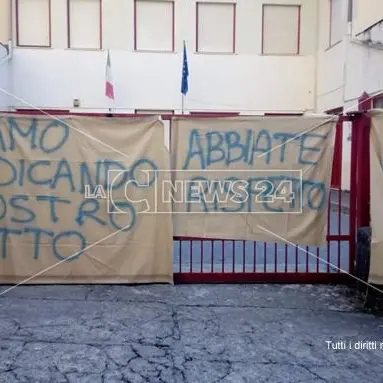 Aieta, accorpate quattro classi delle elementari: scoppia la protesta