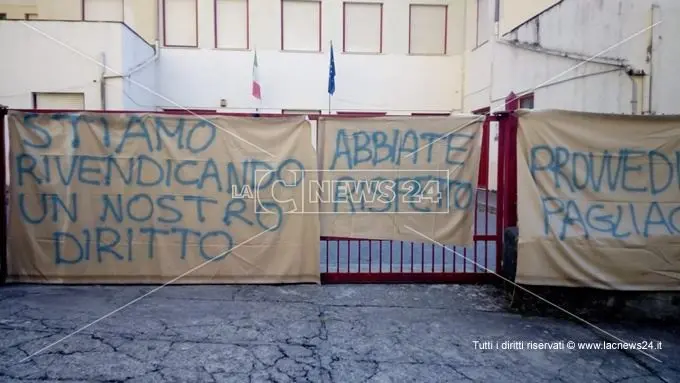 Aieta, accorpate quattro classi delle elementari: scoppia la protesta