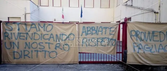 Aieta, accorpate quattro classi delle elementari: scoppia la protesta