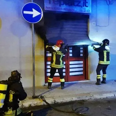 Incendiano pizzeria e sala scommesse per intascare risarcimenti, denunciati