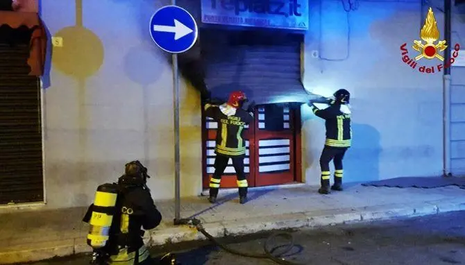 Incendiano pizzeria e sala scommesse per intascare risarcimenti, denunciati