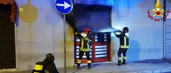 Incendiano pizzeria e sala scommesse per intascare risarcimenti, denunciati