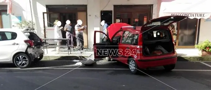 Praia a Mare, tragedia sfiorata: auto sfonda vetrina di un negozio
