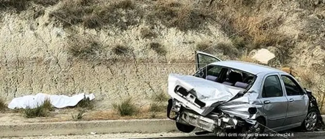 Terribile incidente sulla 106, morta una donna