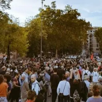 Roma abbraccia Lucano, la piazza è tutta per il modello Riace al coro di #arrestatecitutti