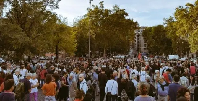 Roma abbraccia Lucano, la piazza è tutta per il modello Riace al coro di #arrestatecitutti