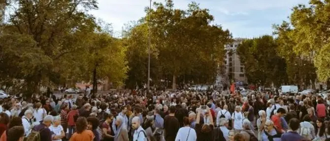 Roma abbraccia Lucano, la piazza è tutta per il modello Riace al coro di #arrestatecitutti