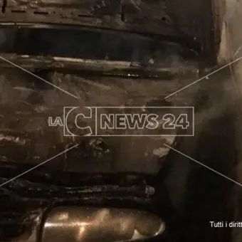 Auto distrutta da un incendio a Isca sullo Ionio