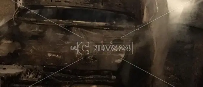 Auto distrutta da un incendio a Isca sullo Ionio