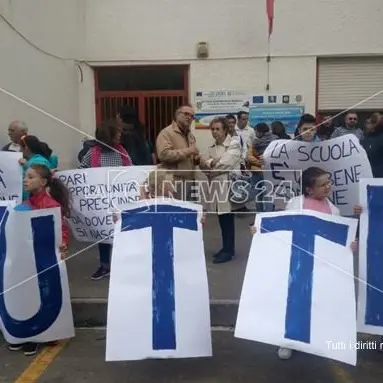 Scuola, no all'accorpamento delle classi: la comunità di Aieta scende in piazza