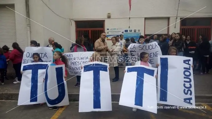 Scuola, no all'accorpamento delle classi: la comunità di Aieta scende in piazza